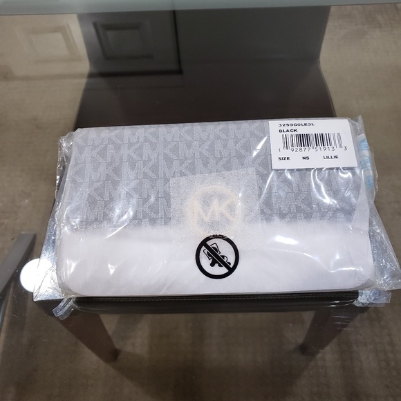 *SALE* Michael Kors Lillie Pebble Carryall Wallet - Picture 4 of 6